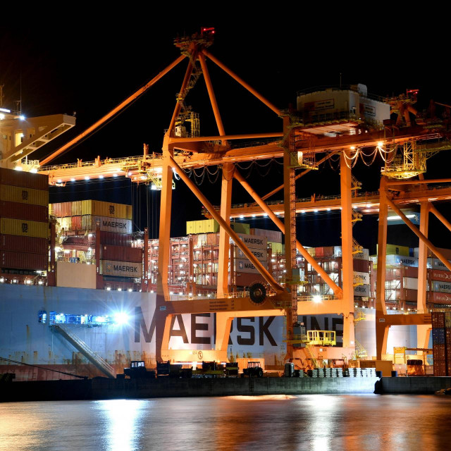 Iskrcaj, ukrcaj kontejnera na brod kompanije MAERSK