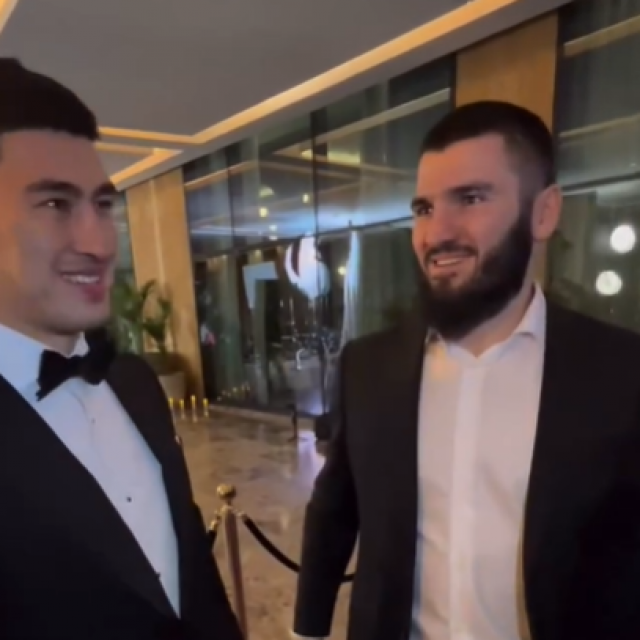 Dmitry Bivol (lijevo) i Artur Beterbiev (desno)