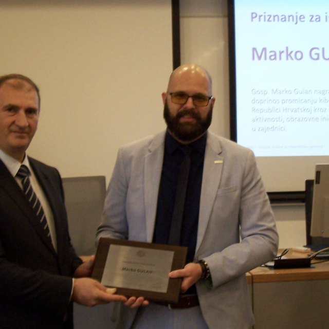 Marko Gulan prima godišnju nagradu HIKS-a za istaknutog pojedinca, a nagrada je dodjeljena u nekoliko kategorija, i to premijerno
