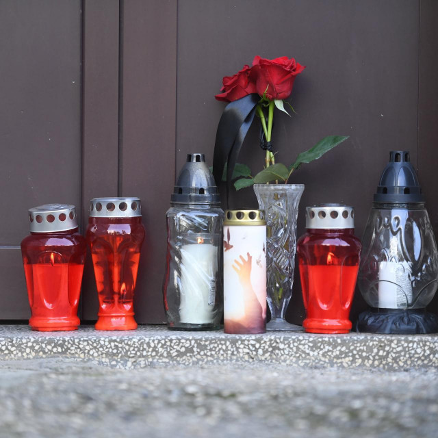 Upaljene svijeće ispred ulaza u zgradu u kojoj je živjela preminula žena