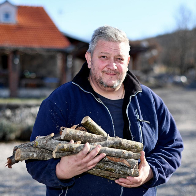 ‘Dugo godina sam se bavio ugostiteljstvom. Nagledao svega i svačega i onda sam se zaželio samoće, mira, tišine, oslobođen od gradske vreve i svega onoga što me je pratilo kroz život‘, ističe Dražen Bugarin Begi
