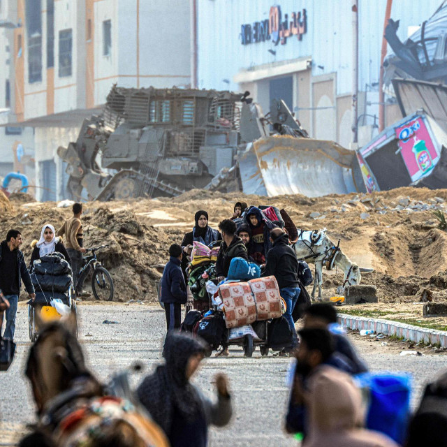 Sjedinjene Države, Britanija, Njemačka, Kanada, Australija i nekoliko drugih zemalja obustavile su isplate nakon optužbi da je nekolicina zaposlenika UNRWA-e bila izravno ili neizravno umiješana u teroristička djela koja je izveo Hamas u Izraelu 7. listopada