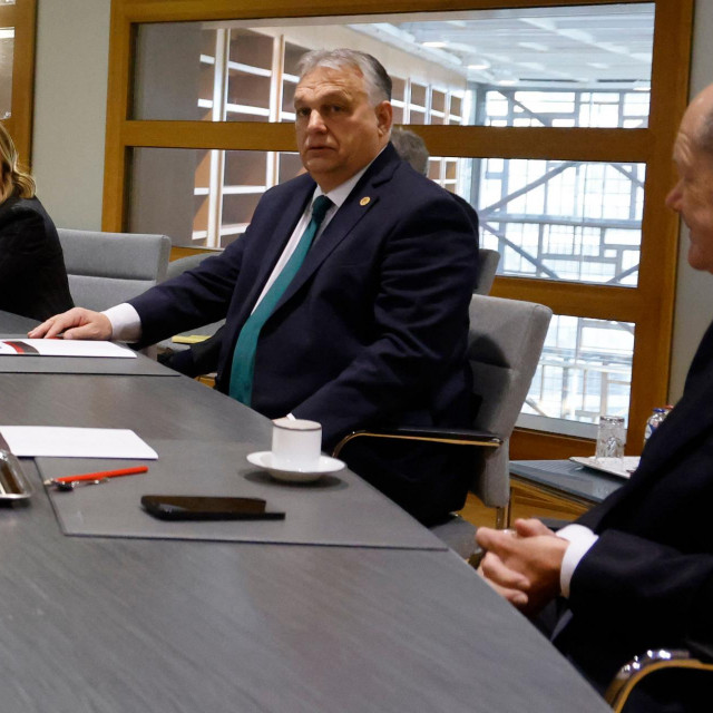 Giorgia Meloni, Viktor Orban i Olaf Scholz u Bruxellesu