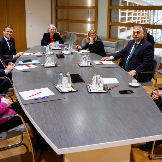 Ursula von der Leyen, Charles Michel, Emmanuel Macron, Giorgia Meloni, Viktor Orban i Olaf Scholz 