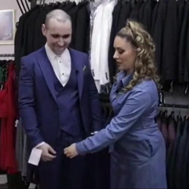 Milica Kon zakopčava šlic u emisiji Brak na neviđeno