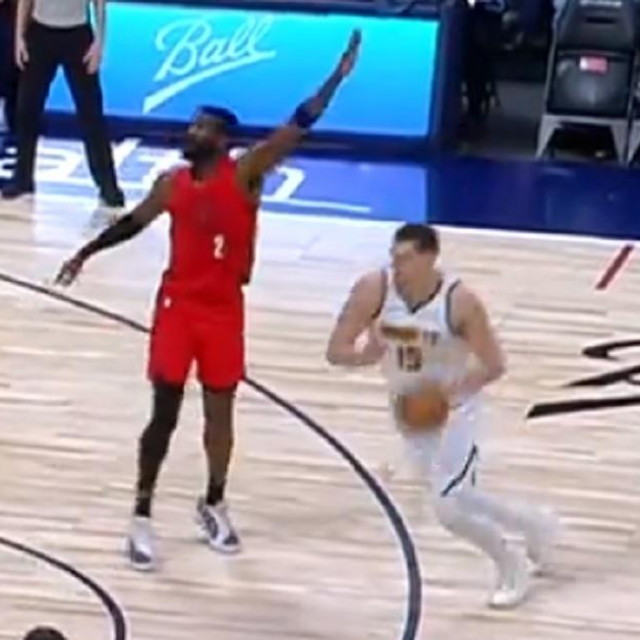 Nikola Jokić vara Deandrea Aytona