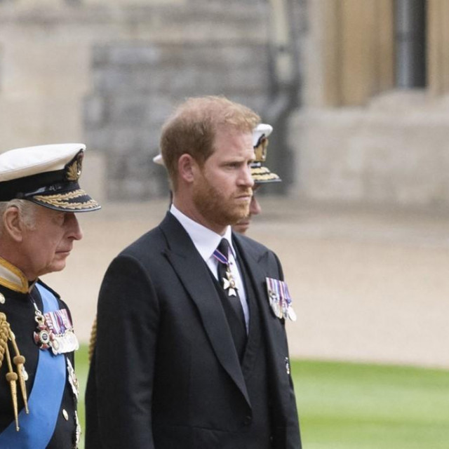 Kralj Charles III. i princ Harry 