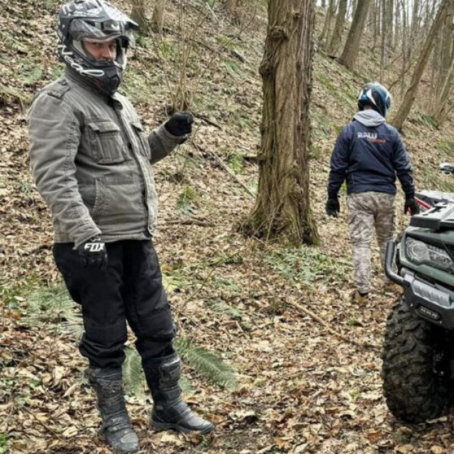 Žica koju je netko rastegnuo preko šumskog puta u visini vrata