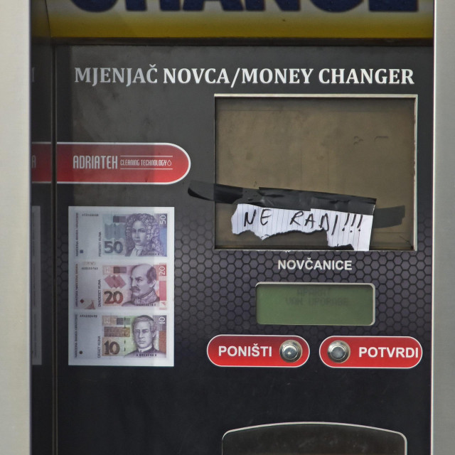 Spremnik u samoposlužnoj autopraonici (ilustracija)