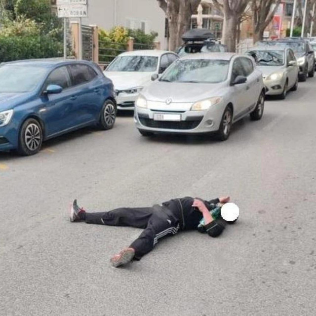 Muškarac na cesti u Splitu