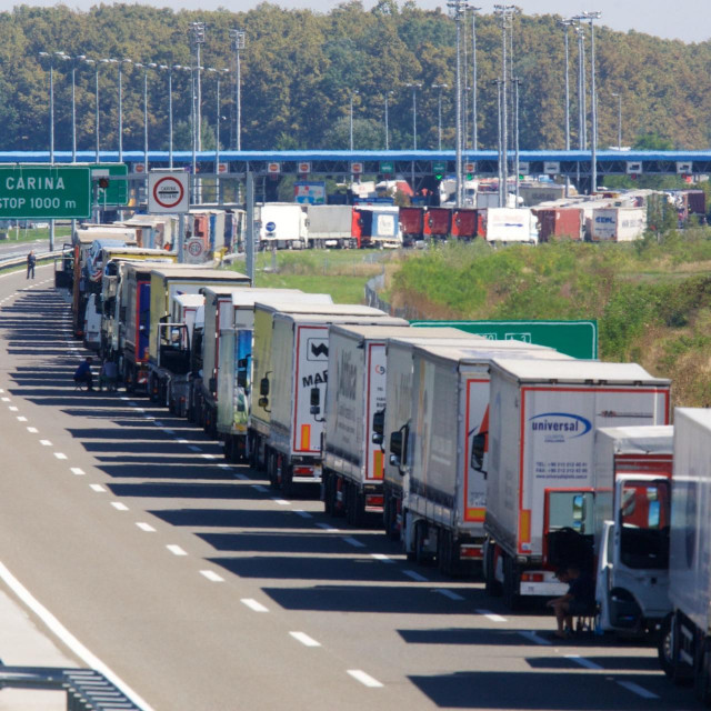 Kolona kamiona na autocesti nedaleko granice