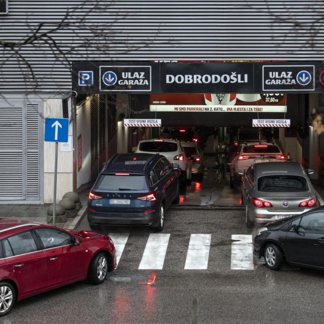 Gužva na parkingu pred shopping centrima koji rade nedjeljom