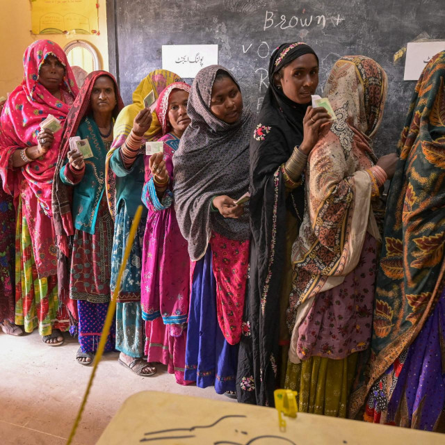 Pakistanke iz Hyderabada čekaju red da zaokruže svog favorita na izborima