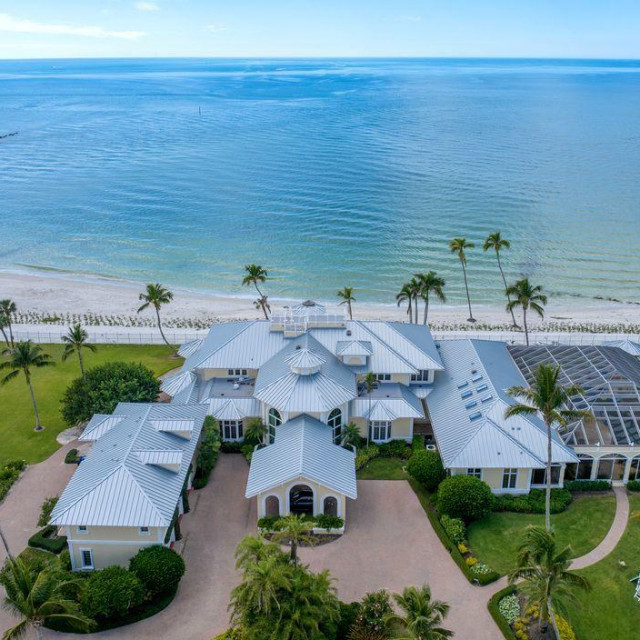 Glavna kuća ima oko 1068 četvornih metara sa šest spavaćih soba i zaklonjenim bazenom