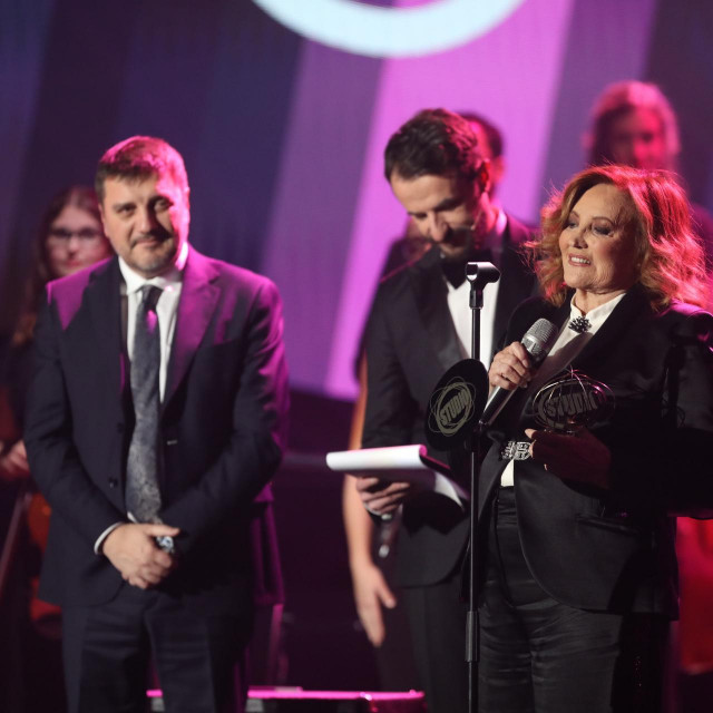 Tereza Kesovija s nagradom za životno djelo