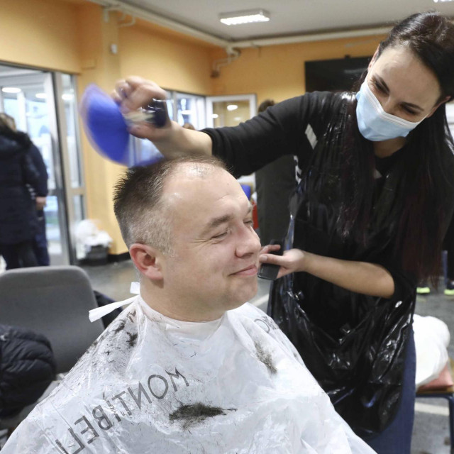 Gledam malo cjenike i posve je jasno da je u većini žensko šišanje kratke kose skuplje od muškog šišanja - razlika je i do osam eura - a mnogi ženama drastično više naplaćuju i pranje kose