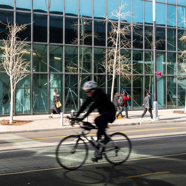 Ljudi uživaju u toplom poslijepodnevu, ilustracija