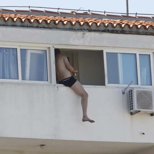 Muškarac na balkonu (ilustracija)