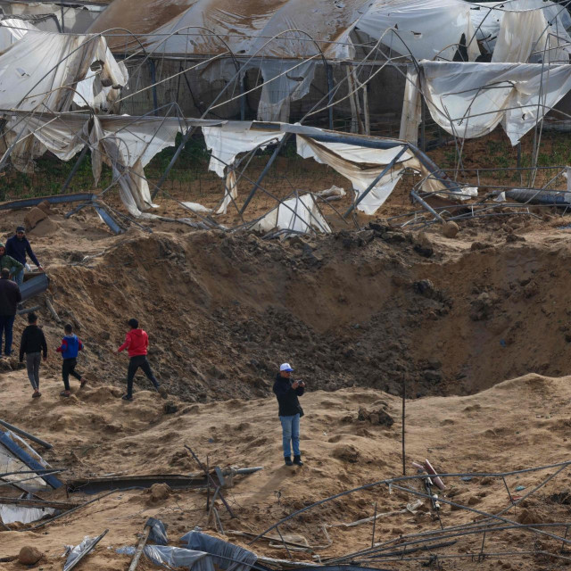 Krater koji je stvorila izraelska granata u gradu Rafahu u Gazi

 