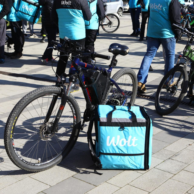 Dostava hrane biciklom (ilustracija)