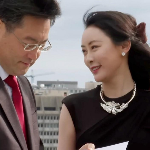 Bivši kineski ministar vanjskih poslova Qin Gang i Fu Xiaotian, kineska TV novinarka

 