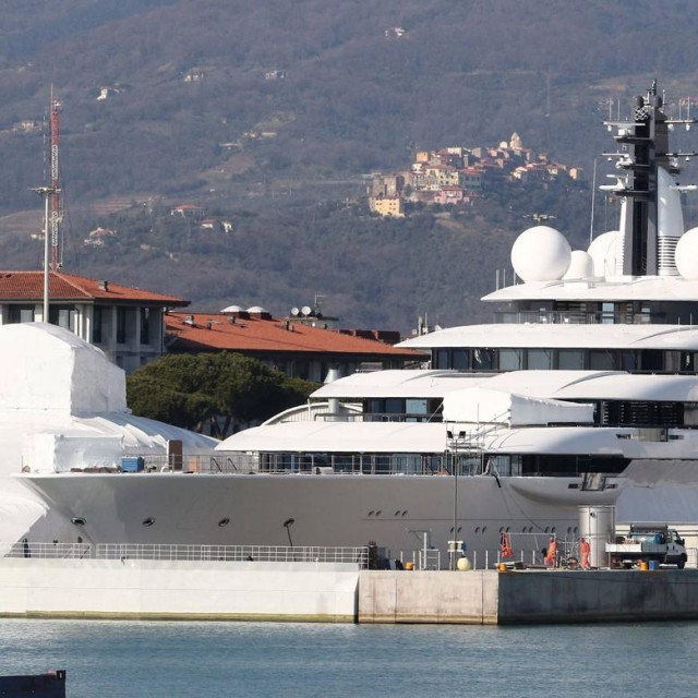Jahta ‘Šeherezada‘ u talijanskoj luci Carrara