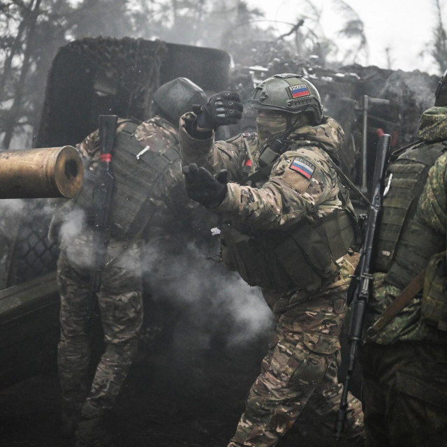 Ruski vojnik pokraj haubice