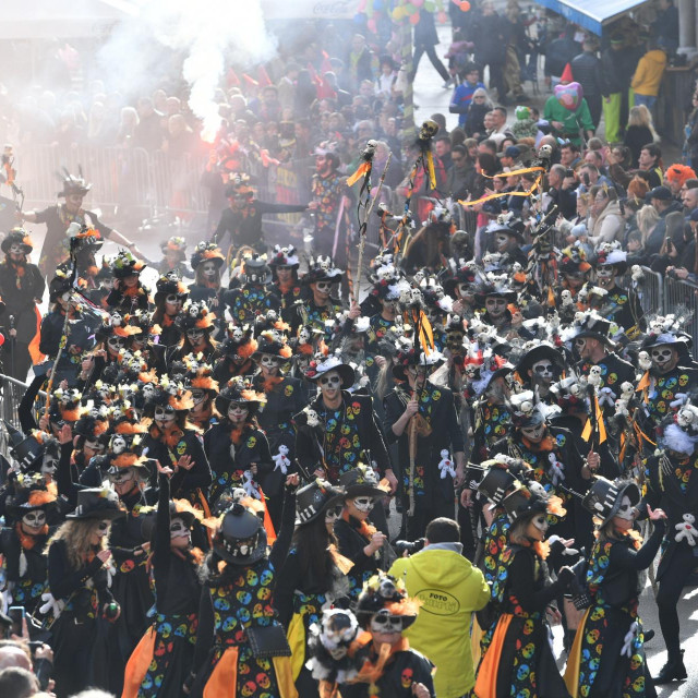 Malo je nedostajalo da se maškaranim povorkama na riječkom karnevalu u nedjelju pridruže i zatvorenici...