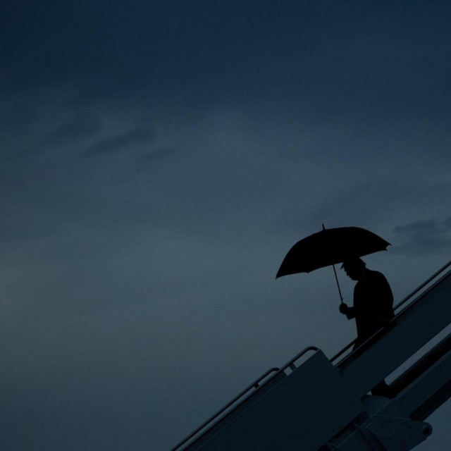 Donald Trump, snimljen pri izlasku iz Air Force Onea u zrakoplovnoj bazi Andrews