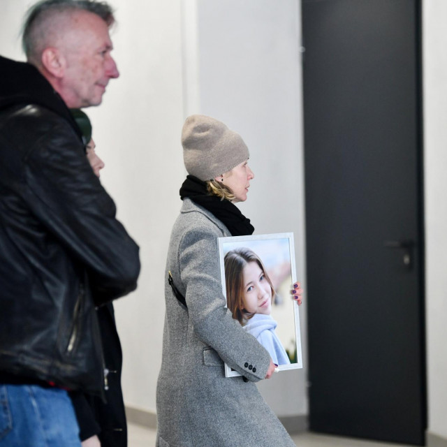 Roditelji ubijenih učenika nose njihove fotografije