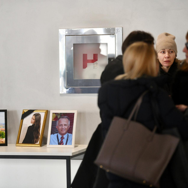 Roditelji ubijenih učenika nose njihove fotografije