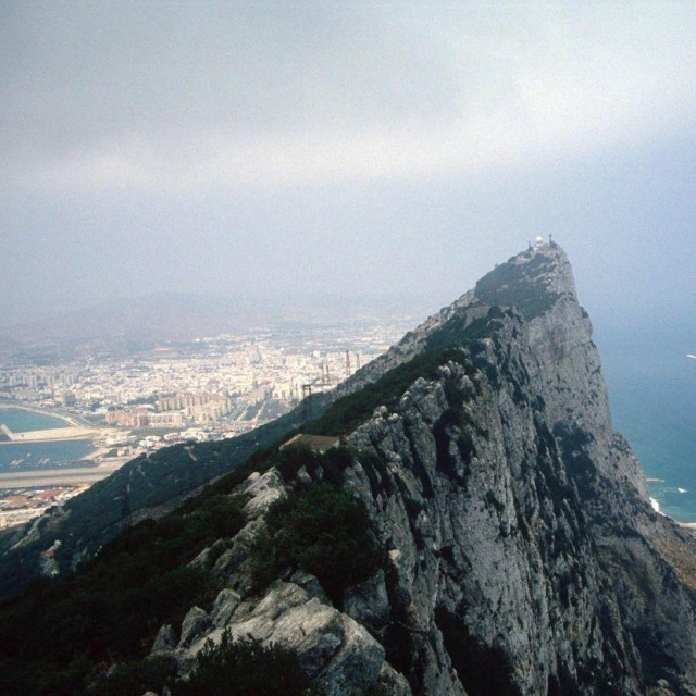Pogled na Hrid na razmeđi kontinenata i istoimeni grad