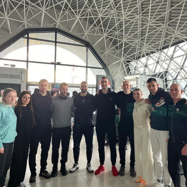 Reprezentacija prije puta u Busan - Hana Arapović, Mateja Jeger Majstorović, Filip Zeljko, fizioterapeut Mislav Mlakar, Andrej Gaćina, Tomislav Pucar, izbornik žena Dragutin Šurbek, Lea Rakovac, Frane Kojić i izbornik muških Neven Karković 