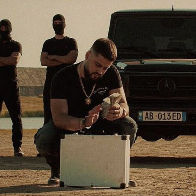 Reper i influencer Omg Dioh u klasičnoj pozi