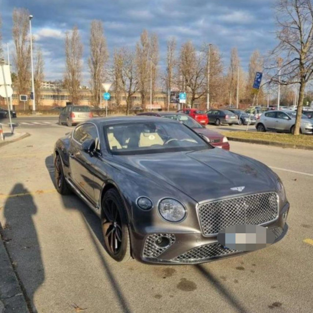 Bentley parkiran na mjestu za invalide