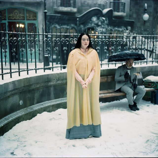 Relativno će najveće probleme s filmom imati zadrto, seksu nesklono malograđanstvo i radikali koji Stoneinu ulogu već mjesecima nazivaju pornografskim podilaženjem pedofilima