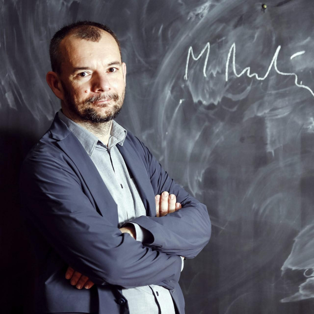 Treba li ružnu suvremenu arhitekturu zamijeniti povratkom tradicionalnim oblicima i historicističkim zgradama i je li ova rasprava uopće relevantna razgovarali smo s arhitektima i teoretičarima Mijom Roth Čerinom, Marojem Mrduljašem (na lsici) i Žarkom Paićem