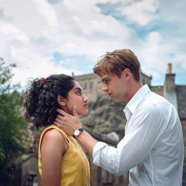 Ambika Mod i Leo Woodall  u seriji ”One Day”