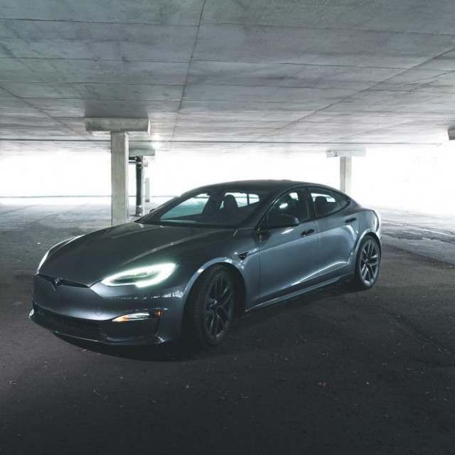 Tesla model S Plaid, ilustracija