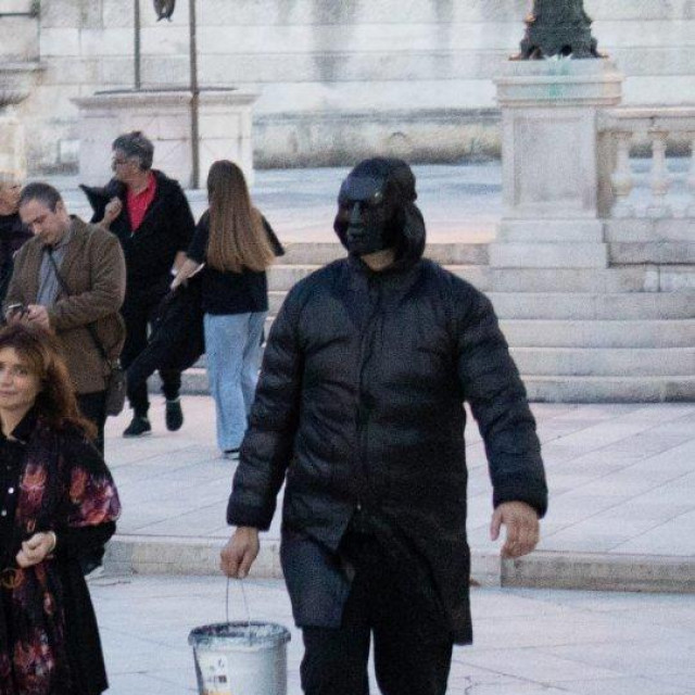 Nepoznati muškarac koji je navodno napao SDP-ovce Peđu Grbina i Daniela Radetu