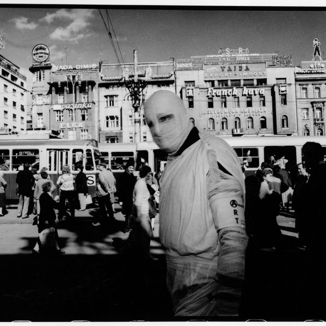 Mumija (kolportiranje Poleta)/Mummy (Selling Polet Newspaper), performans/performance; Zagreb, 1984.