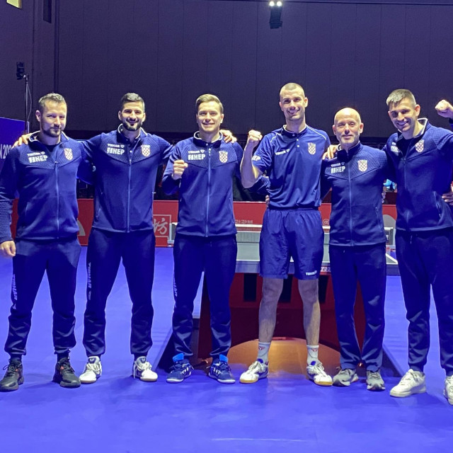 Odličan start Hrvata na otvaranju SP-a - (slijeva) fizioterapeut Mislav Mlakar, Andrej Gaćina, Filip Zeljko, Tomislav Pucar, izbornik Neven Karković i Frane Kojić