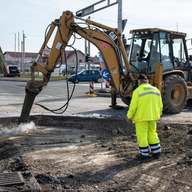 Građevinski radovi na križanju Zagrebačke ceste i Ulice kneza Branimira u Sesvetama nastavljeni su i tijekom vikenda. Zbog redukcije broja prometnih traka, u oba smjera su nastale gužve
