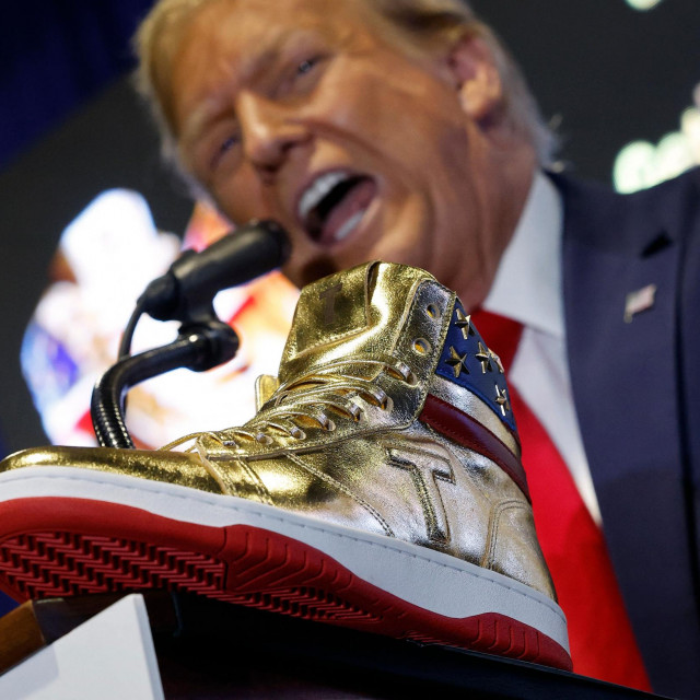 Egzaltirani Trump uvjerava publiku da će tenisice biti hit