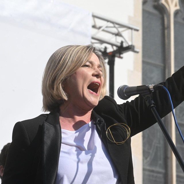 Sandra Benčić tugaljivo je i površno improvizirala kao da komunicira s imbecilnom ruljom