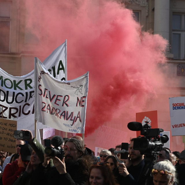 Veliki prosvjed u organizaciji oporbenih stranaka pod sloganom Dosta je! Odmah na izbore