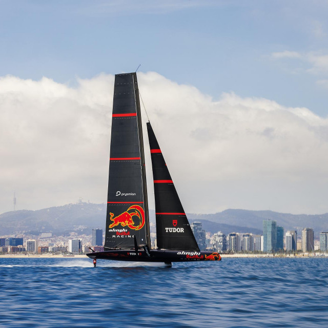 Trening AC75 u Barceloni: Švicarski brend kupaonskih rješenja LAUFEN podržava Alinghi Red Bull Racing Team na ovogodišnjoj America‘s Cup regati kao službeni sponzor.
