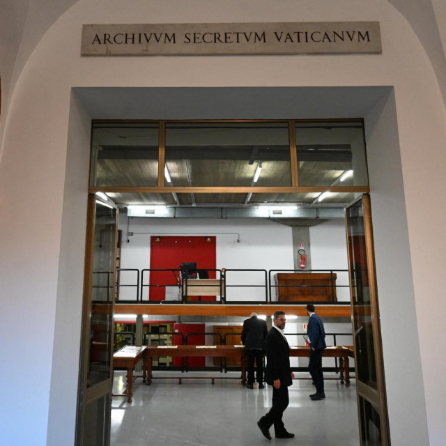 Godine 2019. Papa je promijenio naziv iz ”Tajnog” u ”Apostolski” arhiv