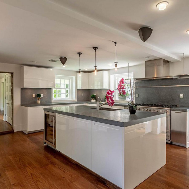 Prostrana kuhinja moderno je uređena, a iz nje seže pogled na predivan krajolik