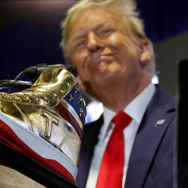 Trump je u dva sata rasprodao kičaste zlatne tenisice s velikim slovom T po cijeni od 399 dolara
